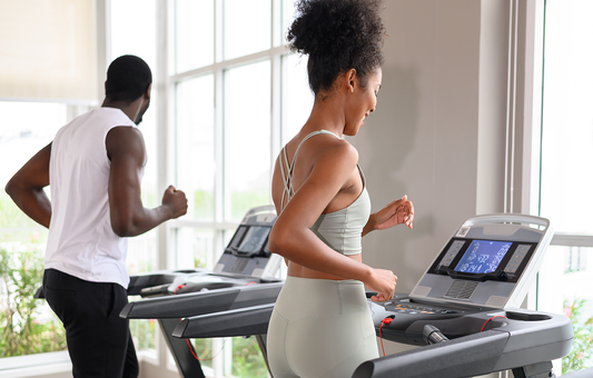Cozy Cardio auf dem Laufband: Warum entspanntes Training zu Hause so motivierend sein kann