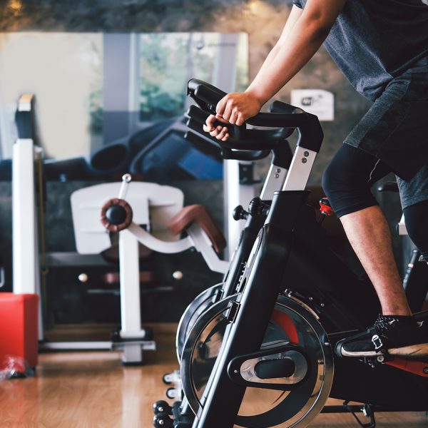 Spinnen Sie sich zur Fitness: Der wachsende Trend zum Radfahren zu Hause