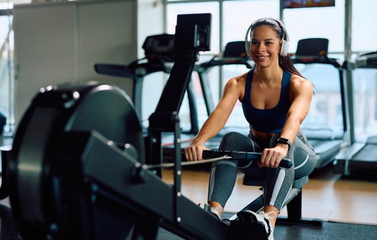 Rudergeräte entmystifiziert: Kardio- und Kraftvorteile aufgedeckt