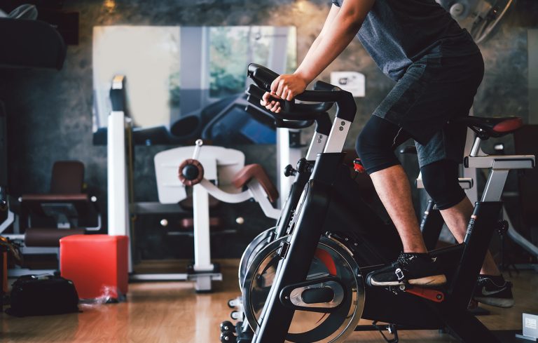 Spinnen Sie sich zur Fitness: Der wachsende Trend zum Radfahren zu Hause