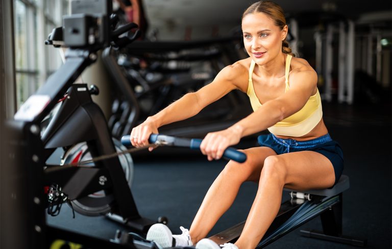 Ganzkörper-Muskeln-Aktivierung: Warum Rudergeräte besser sind als isolierte Workouts