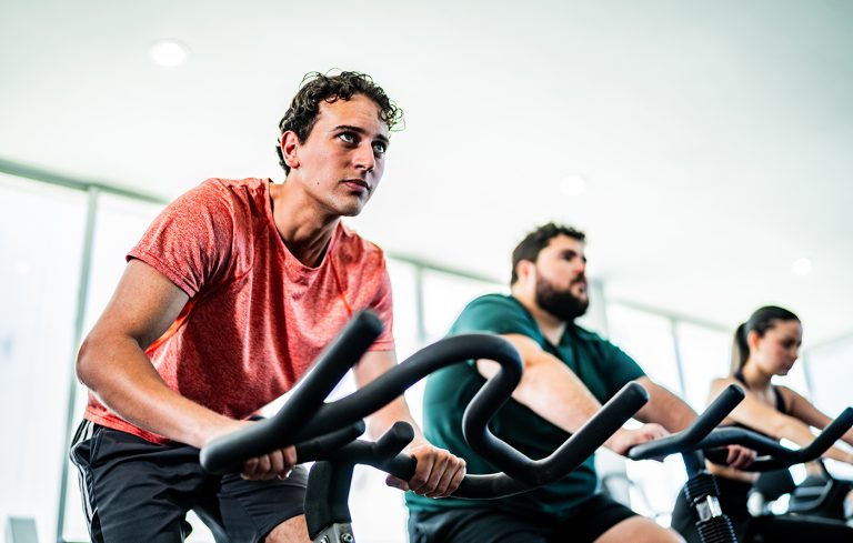 Kompakt und sicher: Fitnessfahrrad für kleine Räume im Familienfitnessbereich