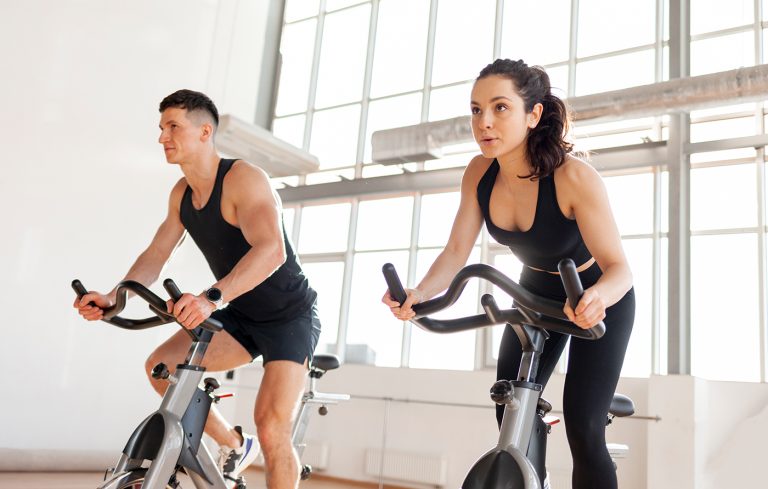 Der Nervenkitzel des Indoor Bike-Fahrens: Wie Sie Ihre Fitness verbessern können