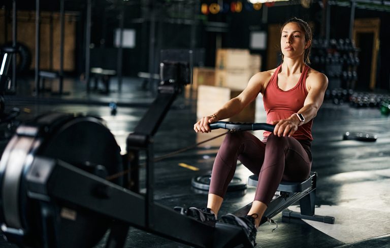 Effektive Schulterübungen am Rudergerät für Kraft und Beweglichkeit