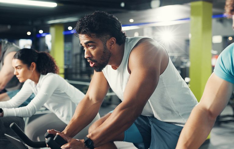 Die Wissenschaft hinter der Aktivierung der Rumpfmuskulatur beim Indoor-Bike