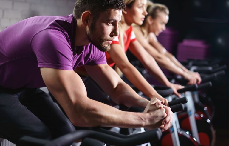 Steigere deine Vitalität: Indoor-Bike-Routinen für mehr Energie