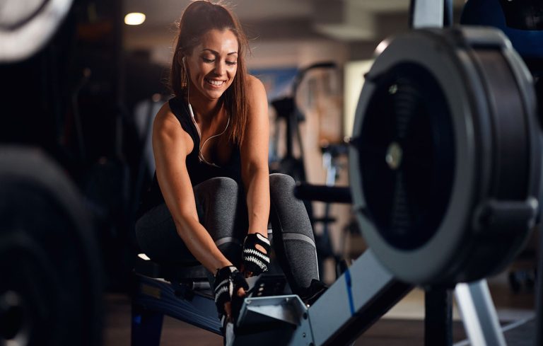 Knieschmerzen beim Rudergerät lindern: Durch korrekte Technik und saubere Bewegungsausführung