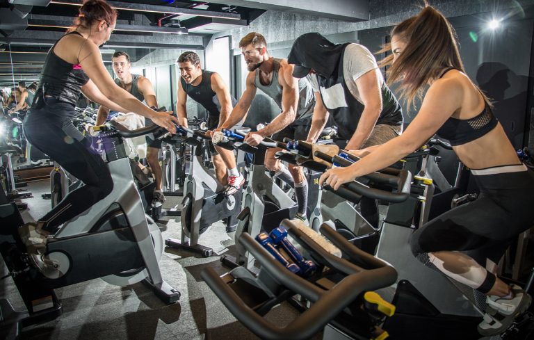 Im gleichen Takt verbunden: Wie Indoor-Bike-Challenges Freundschaften im Radsport aufbauen